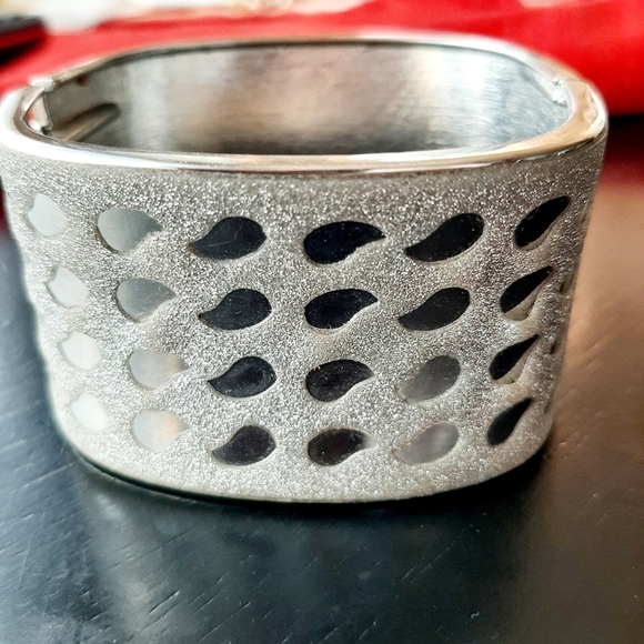 Jewelry - EUC Hinged Bangle Bracelet